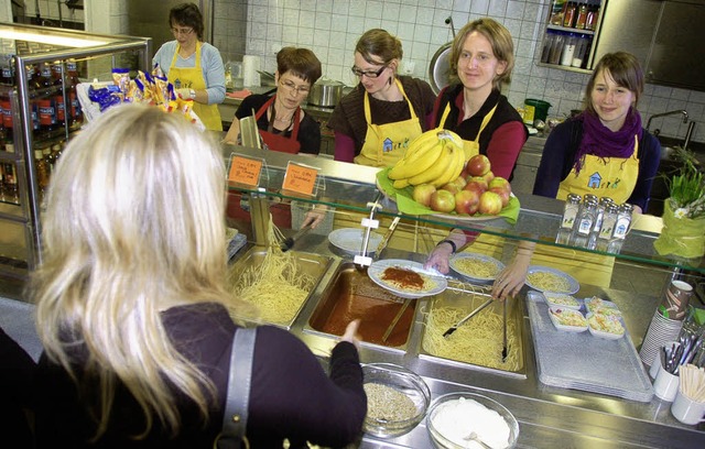 Spaghetti gab es am ersten ffnungstag...hnauer Gymnasiums unter neuer Regie.   | Foto: Hermann Jacob