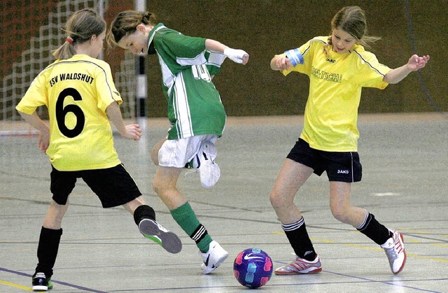 Mdchen beim Fuballballett: Hanna Kru...links) und Katharina Thurner gestrt.   | Foto: michael neubert