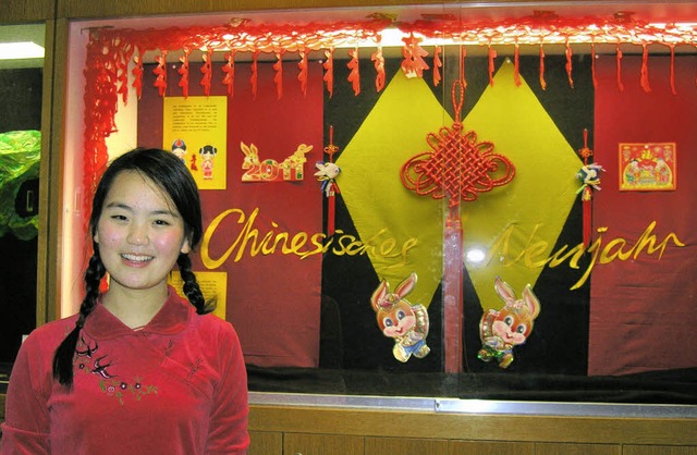 Die Gastschlerin Yiqi Sun beim von ihr gestalteten Schaukasten.  | Foto: UTe Schler