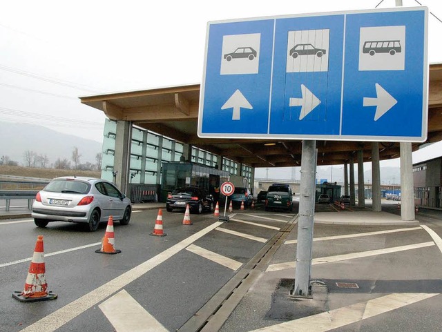 Im Feierabendverkehr lenkt die Wechsel...itte) Autos auch auf die rechte Spur.   | Foto: Ingrid Bhm-Jacob