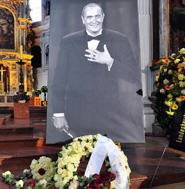 In der Mnchner Michaelskirche haben d...n) und Veronica Ferres (rechts oben).   | Foto: dpa, dapd