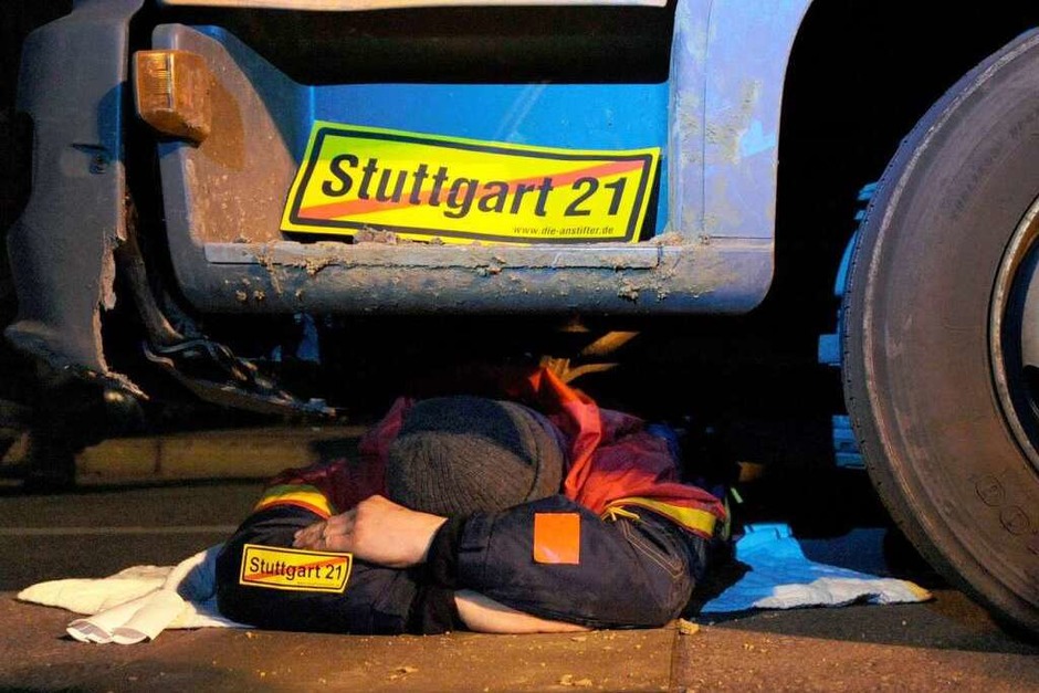 Ein Gegner des Bahnprojekts Stuttgart 21 blockiert in Stuttgart am Nordflügel des Hauptbahnhofs ein Baufahrzeug. (Foto: dpa) Ein Gegner des Bahnprojekts Stuttgart 21 blockiert in Stuttgart am Nordflügel des Hauptbahnhofs ein Baufahrzeug. (Foto: dpa)
