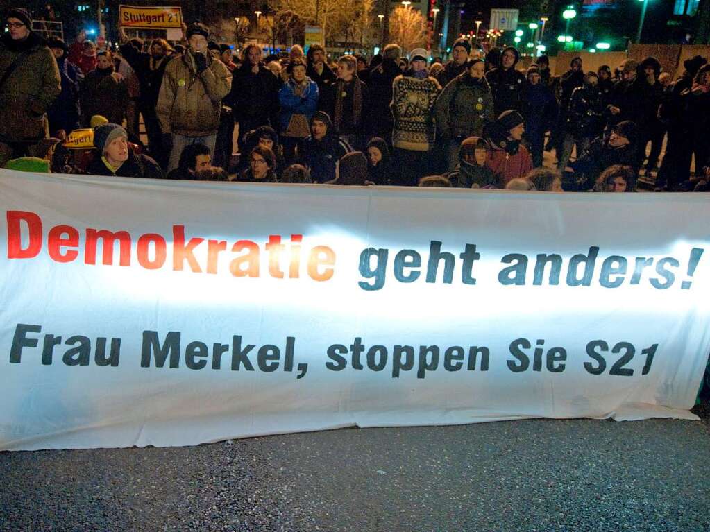 Gegner von Stuttgart 21 bei der Demonstration vor dem Hauptbahnhof
