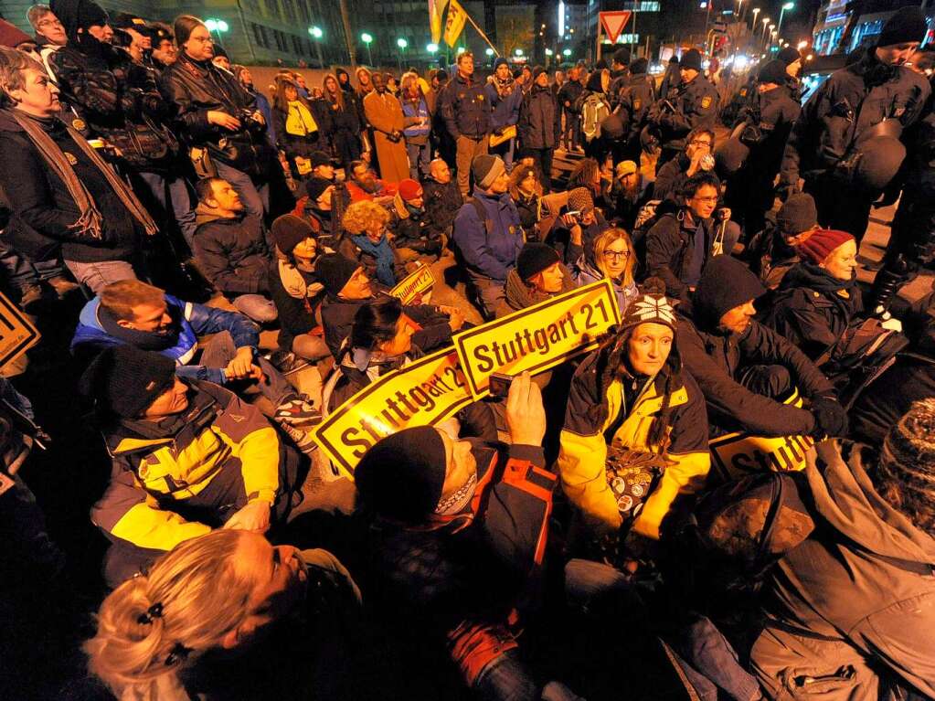 Gegner von Stuttgart 21 bei der Demonstration vor dem Hauptbahnhof