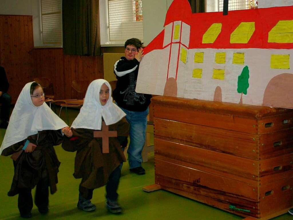Mit einem kleinen Theaterstck bedankten sich die Kinder der Malteserschloschule Heitersheim fr die Spende.