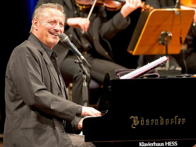 &#8222;Ich brauch&#8217; mein Kitsch&#...antin Wecker am Flgel im Konzerthaus   | Foto: janos Ruf