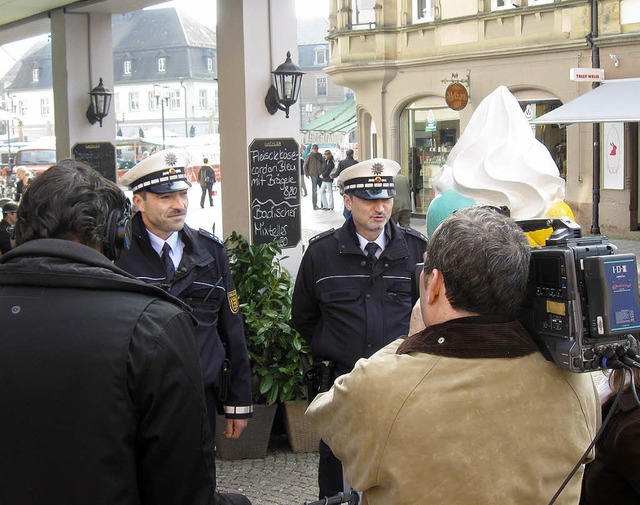 Im Rahmen von Fernsehdreharbeiten begl...ne Fustreife der Emmendinger Polizei.  | Foto: Polizei