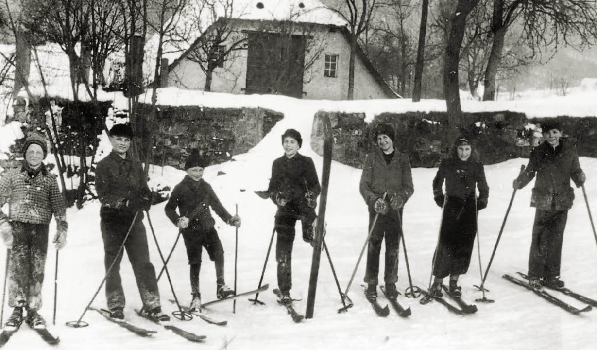 Die Skiläufer 1941 auf dem Gelände am ...ruder des ehemaligen Ortsvorstehers.    | Foto: privat