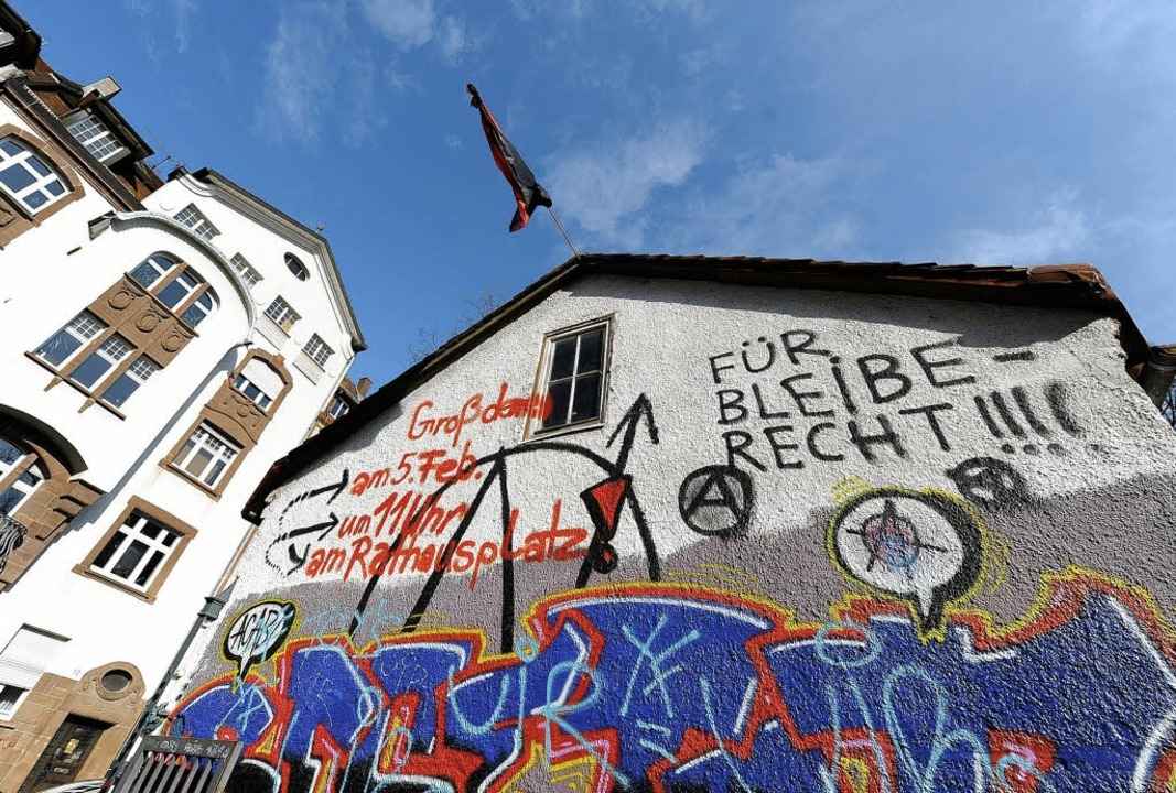 Eine Stra�e, zwei Welten: Aufruf zur P...ung am Giebel des besetzten H�uschens   | Foto: Ingo Schneider