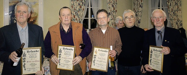 Fr ihre Treue  geehrt wurden  beim M...Jacob,  Fritz Gruber, Walter Huttner.   | Foto: Raps