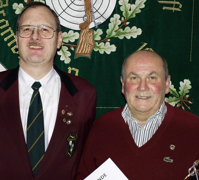 Oberschtzenmeister Rudolf Gdemann (l... Mitgliedschaft geehrte  Bruno Hauser   | Foto: Paul Schleer