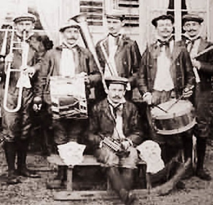 Katzenmusik von 1908, ein Vorläufer de...Auf dem Schlitten liegen Katzenmasken.  | Foto:  Archiv Narrengeilde