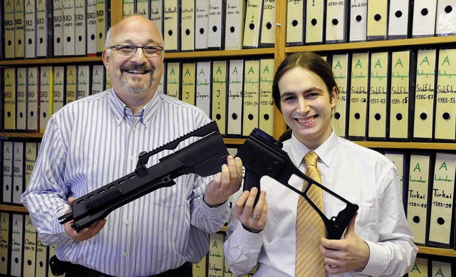 Jrgen Grsslin (links) und Stephan M...ener Waffe &#8211; vor Archivregalen.   | Foto: Kunz