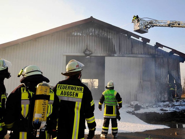 Mehrere Oldtimer verbrannten in dieser Halle im Markgrflerland.  | Foto: Volker Mnch