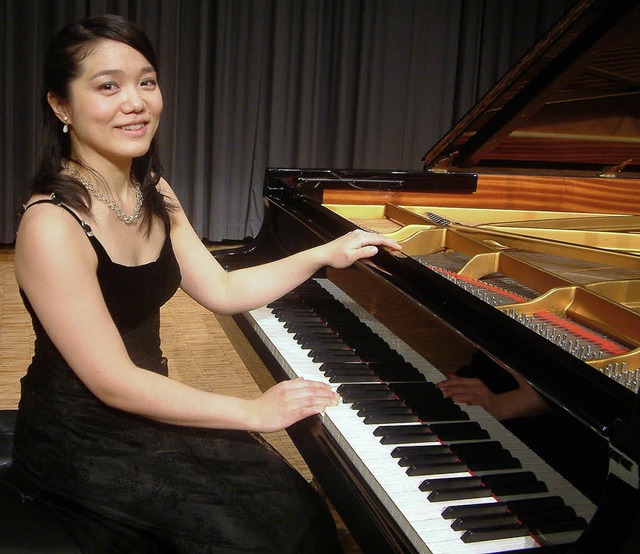Die japanische Pianistin Hisako Kawamu...r Kammermusikabenden mit ihrem Spiel.   | Foto: Roswitha Frey