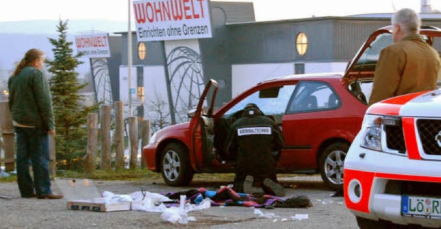 Spurensuche: Die Kriminalpolizei unter...das Auto der schwer verletzten Frau.    | Foto: Ralf Staub