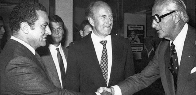 Husni Mubarak (links) gibt 1980 dem fr... Regierungsprsident Norbert Nothelfer  | Foto: gemeinde