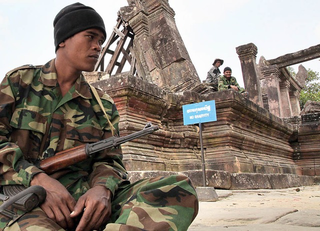 Ein kambodschanischer Soldat  vor dem Preah-Vihear-Tempel  | Foto: DPA