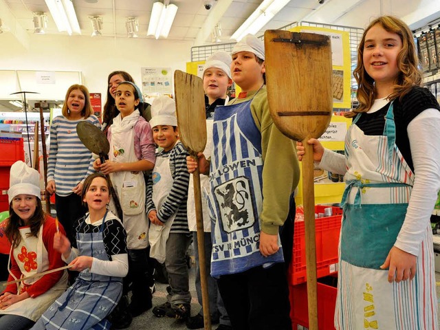 Schler der Ihringer  Albertschule  prsentierten  ihr Lehmofenprojekt.  | Foto: Kai Kricheldorff