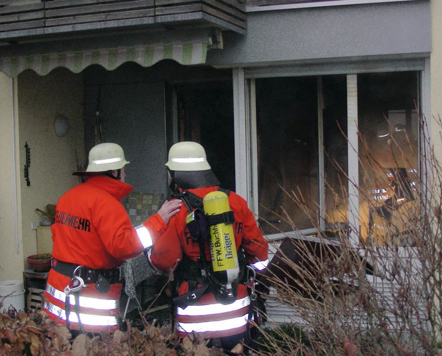ber die Terrasse verschaffte sich die...e Frau, kam aber jede Hilfe zu spt.    | Foto: mario schneberg