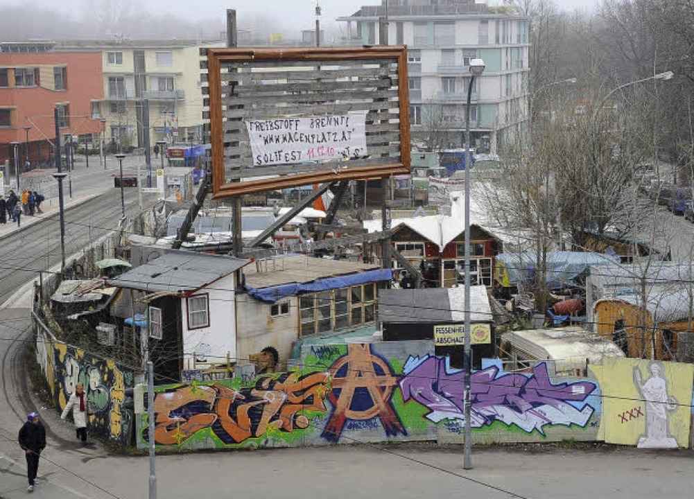 Seit Sommer 2009 hat das „Komman...as Vauban-Eingangsgrundst�ck besetzt.   | Foto: Ingo Schneider