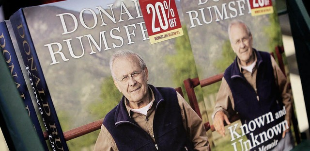 Rumsfelds Memoiren liegen jetzt in  Buchlden aus.   | Foto: AFP