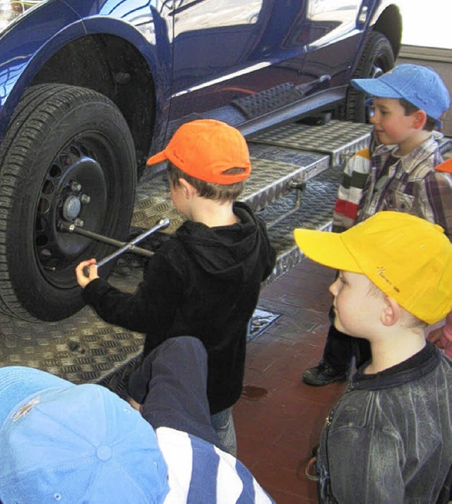 Kleine Schrauber im Autohaus.  | Foto: Privat