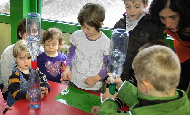 Ruster Kindergartenkinder staunen ber...in eine andere Flasche gefllt wird.    | Foto: Klaus Fischer