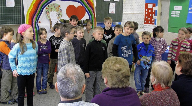 Herzliche Begrung der Omas und Opas ...e Eschbacher Erst- und Zweitklssler.   | Foto: Monika Rombach