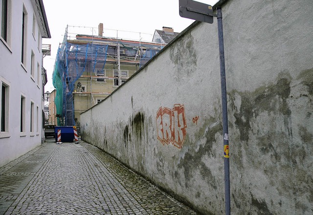 Wenn schon Graffiti auf dieser Wand in... mit Kulturchef Simon Moser (rechts).   | Foto: Ralf Burgmaier/Christian Kessler