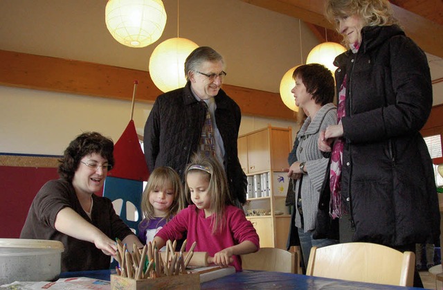 Regierungsprsident Julian Wrtenberge...e den Kleinen beim Papierschpfen zu.   | Foto: Jochen Fillisch