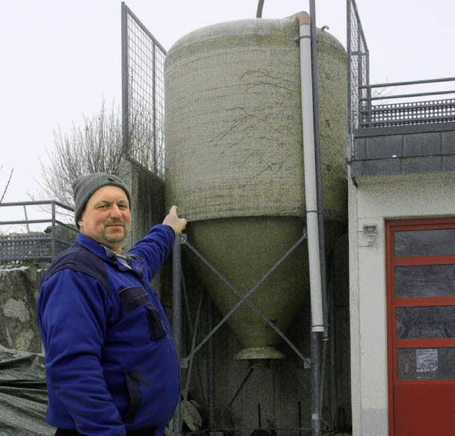 Horbens Bauhofleiter Josef Steffi zeig...eicht das Fassungsvermgen nicht aus.   | Foto: Faller