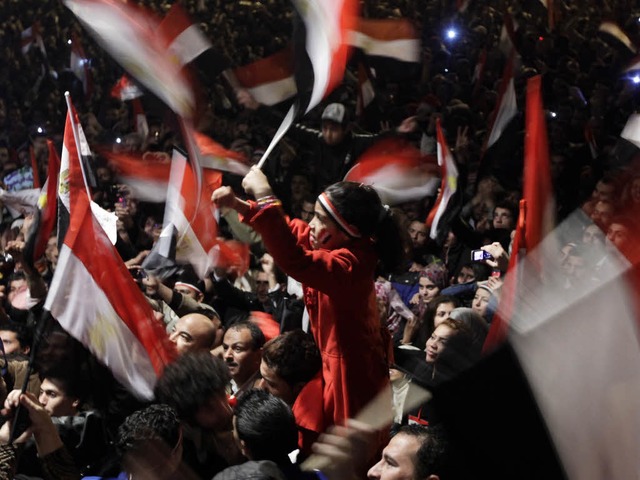 Fahnenschwenke Menschen auf den Tahrir.... Alle rechnen mit Mubaraks Rcktritt.  | Foto: dpa