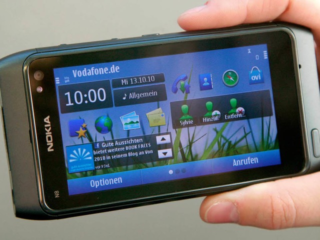 Das Multimedia-Smartphone N8 von Nokia...etriebssystem Symbian ausgerstet ist.  | Foto: dpa