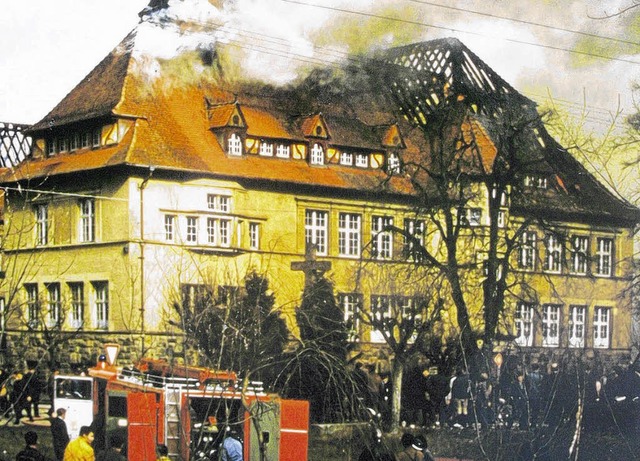 Der Schulhausbrand vor 40 Jahren ist n...linger Brgern lebhaft in Erinnerung.   | Foto: Maier