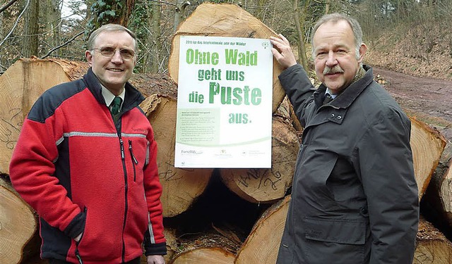 Amtsleiter Ewald Elssser (links) und ...rben fr die &#8222;Wald&#8220;-Serie.  | Foto: landratsamt