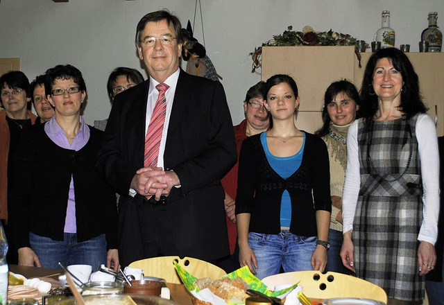 Minister Willi Stchele hrte sich die Sorgen der Buerinnen an.  | Foto: rob