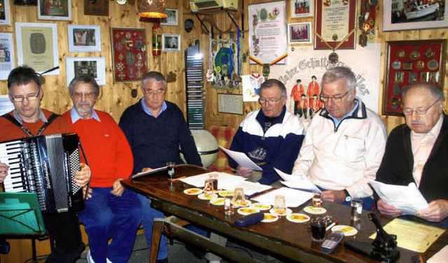 Die Schnitzelbnkler sind derzeit in S... Heinz Tscheulin, der verhindert war.   | Foto: Albert Greiner