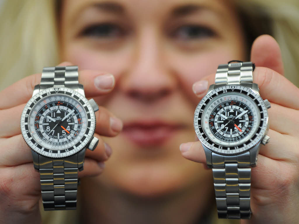 Christine Lacroix, Geschftsfhrerin der Plagiarius Consultancy GmbH, prsentiert Original (l) und Flschung einer Fortis Uhr.