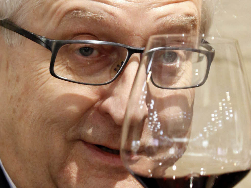 Zwei, die sich verstehen: Ein Kristallglas von Zwiesel und der bekennende Weintrinker Bundeswirtschaftsminister Rainer Brderle