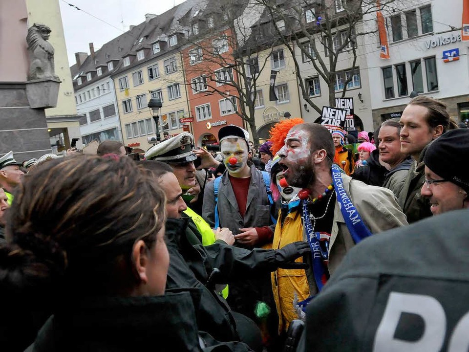 Archivbild von einer Anti-Nato-Demo in...1; Antifa-Aktivisten auch ein Spitzel?  | Foto: Ingo Schneider
