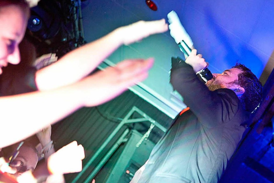 Ein Rapper im Jacket mit Einstecktuch zu T-Shirt, Jeans und Sneakern, dazu eine als futuristische Roboter verkleidete Background-Crew: Marteria im Freiburger Waldsee. (Foto: Janos Ruf) Ein Rapper im Jacket mit Einstecktuch zu T-Shirt, Jeans und Sneakern, dazu eine als futuristische Roboter verkleidete Background-Crew: Marteria im Freiburger Waldsee. (Foto: Janos Ruf)