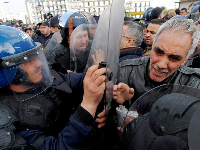 Konfrontation in Algier: Die Polizei geht gewaltsam gegen Demonstranten vor.  | Foto: dpa