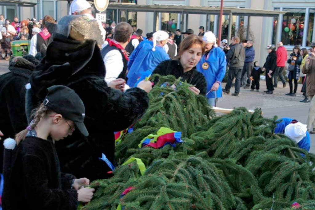 Das Symbol der Fasnet in hlingen steht: Zum 30. Schlchttalnarrentreffen wurde der Narrenbaum auf dem Kirchplatz vor dem Rathaus aufgerichtet.