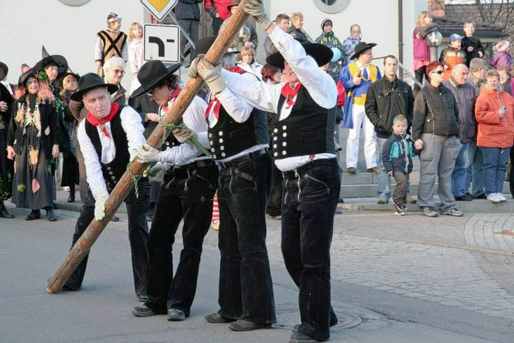 Das Symbol der Fasnet in hlingen steht: Zum 30. Schlchttalnarrentreffen wurde der Narrenbaum auf dem Kirchplatz vor dem Rathaus aufgerichtet.