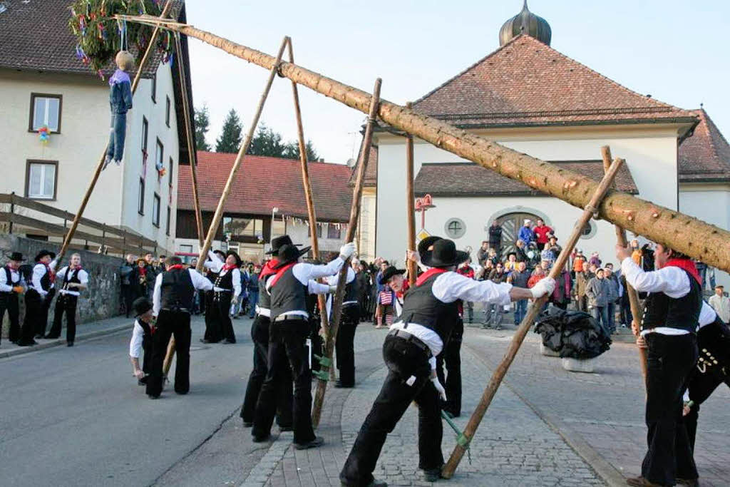 Das Symbol der Fasnet in hlingen steht: Zum 30. Schlchttalnarrentreffen wurde der Narrenbaum auf dem Kirchplatz vor dem Rathaus aufgerichtet.