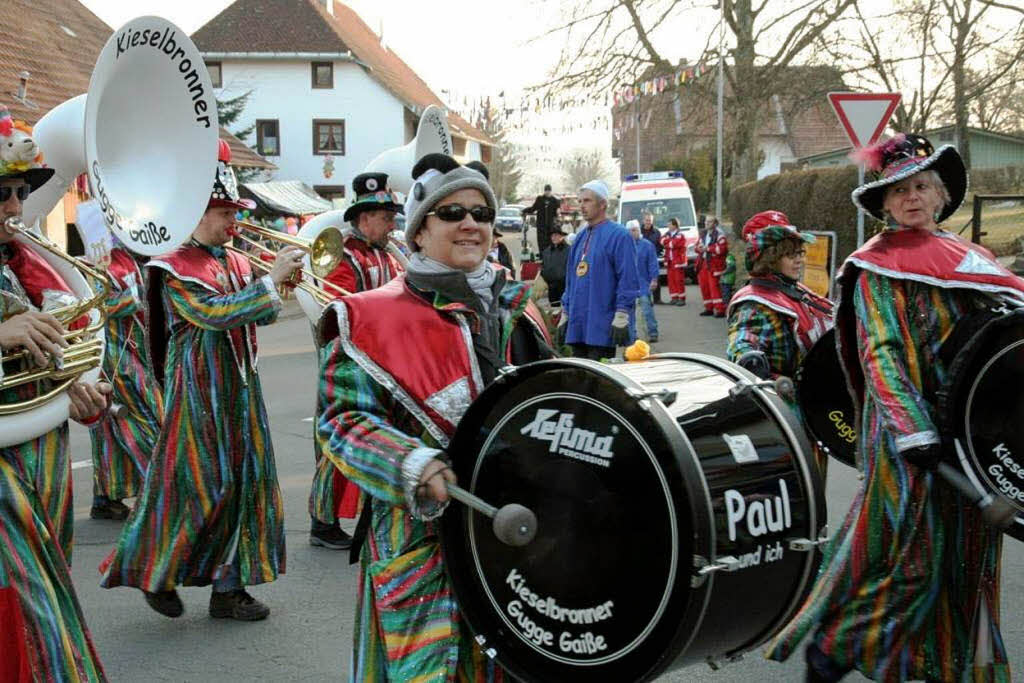 Das Symbol der Fasnet in hlingen steht: Zum 30. Schlchttalnarrentreffen wurde der Narrenbaum auf dem Kirchplatz vor dem Rathaus aufgerichtet.