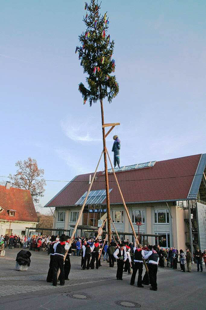 Das Symbol der Fasnet in hlingen steht: Zum 30. Schlchttalnarrentreffen wurde der Narrenbaum auf dem Kirchplatz vor dem Rathaus aufgerichtet.