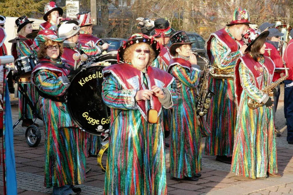 Das Symbol der Fasnet in hlingen steht: Zum 30. Schlchttalnarrentreffen wurde der Narrenbaum auf dem Kirchplatz vor dem Rathaus aufgerichtet.