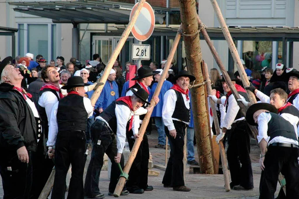 Das Symbol der Fasnet in hlingen steht: Zum 30. Schlchttalnarrentreffen wurde der Narrenbaum auf dem Kirchplatz vor dem Rathaus aufgerichtet.